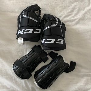 Kids hockey gloves and knee pads